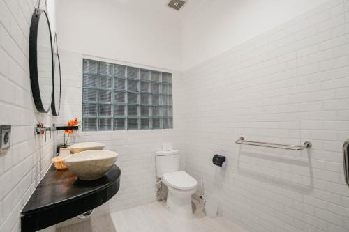 Фотография из галереи Nipper Benoa - 4BR Beach Front Sunset Villa в Нуса-Дуа