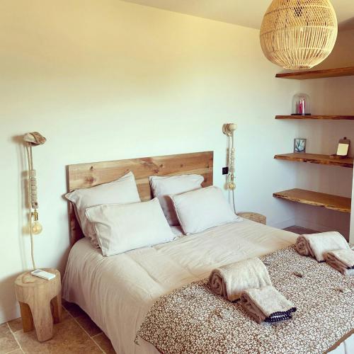 une chambre avec un grand lit avec deux lampes dans l'établissement Stone Sheepfold With Sea View In Corsica, à Sari-dʼOrcino