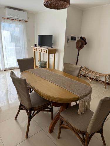 a dining room with a table and chairs at Departamento de 2 dormitorios in Venado Tuerto
