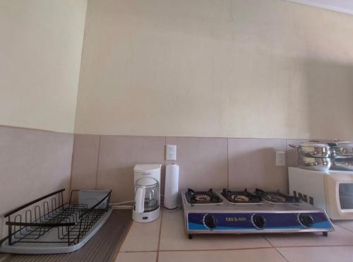a kitchen with a stove and a microwave at La Paz in Bahia