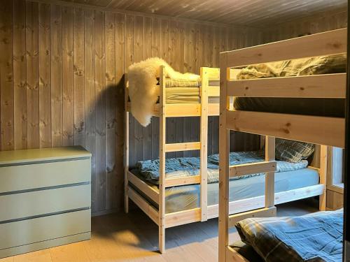 Ένα ή περισσότερα κρεβάτια σε δωμάτιο στο Stylish Cabin In Scenic Stryn