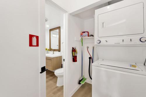 ein weißes Badezimmer mit Toilette und Waschbecken in der Unterkunft Sueños Azules- Fawnskin Retreat Cottage in Big Bear in Fawnskin