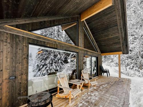 Ruang duduk di Modern Cabin With Mountain View By Syningtoppen