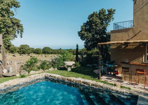 une piscine dans la cour d'une maison dans l'établissement Cozy Home Near The Beach In Corsica, à Pigna
