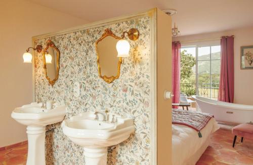 une salle de bain avec deux lavabos et une baignoire à côté d'une chambre dans l'établissement Cozy Home Near The Beach In Corsica, à Pigna