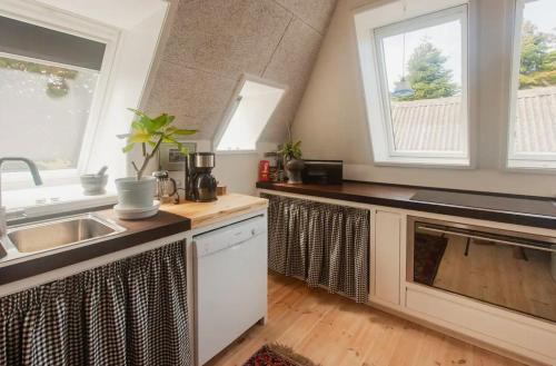 Kuchyň nebo kuchyňský kout v ubytování Holiday Apartment In Voderup On Ærø