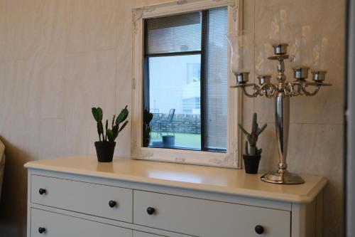 a dresser with a mirror and a window at 호텔 인썸니아 Hotel Insomnia 失眠酒店 in Daegu