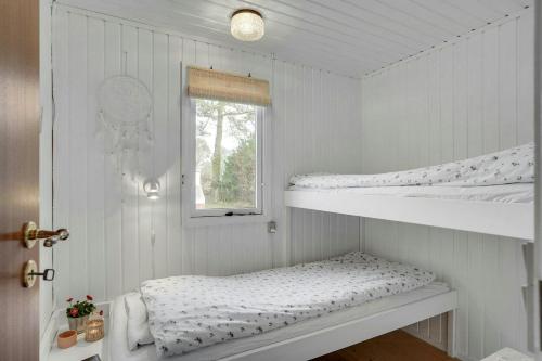 Una cama o camas en una habitación de Charm And Idyll In Hou