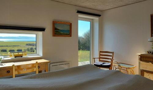 Ένα ή περισσότερα κρεβάτια σε δωμάτιο στο Peaceful Summer House Near Limfjorden