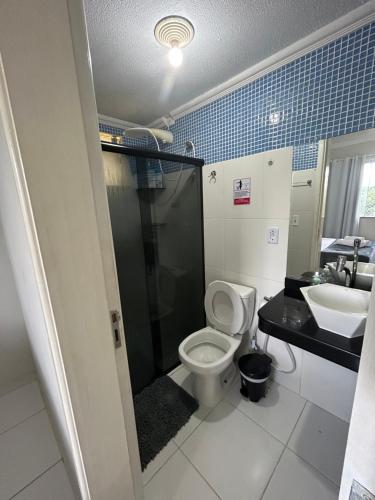 Bilik mandi di Apartamento Cravo e Canela Condomínio Praias do Atlântico Clube 430