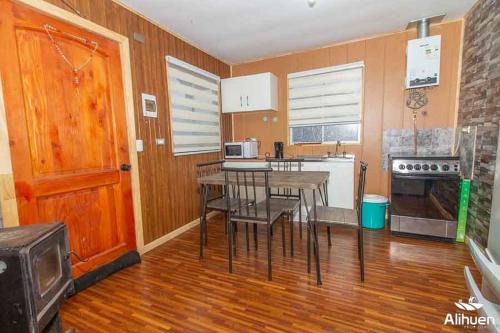 Una cocina con una mesa y sillas en una habitación. en Arriendo cerca Puerto Varas, en Puerto Montt