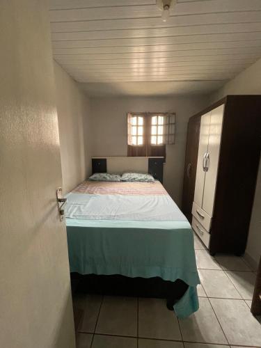 a bedroom with a bed in a room with a window at Casa para temporada Garanhuns - Natal Luz, Festival do vinho, Festival de inverno, Viva dominguinhos in Garanhuns