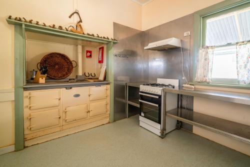 eine Küche mit Herd und Spüle in der Unterkunft Mount Wood Homestead 