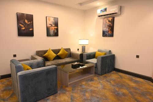 a living room with a couch and a table at فندق امان أبها - المعالي in Abha