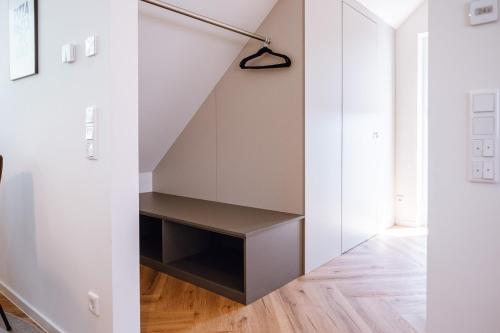 a room with a desk under the stairs at VISAMA, moderne Apartments an der Fulda-Aue in Fulda