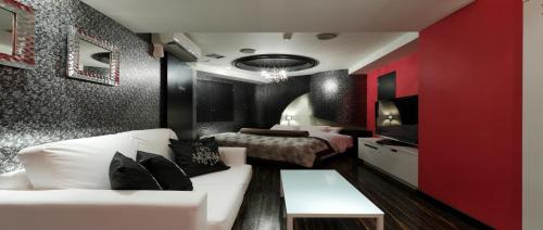 東京にあるホテル　バーキンの白いソファと赤い壁のリビングルーム