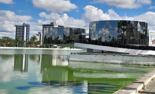 - une vue sur un bâtiment avec une masse d'eau dans l'établissement Apartamento no centro, à Campina Grande