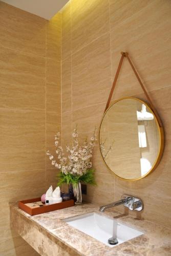 a bathroom with a sink and a mirror at Viewpoint Khaoyai Hotel in Mu Si