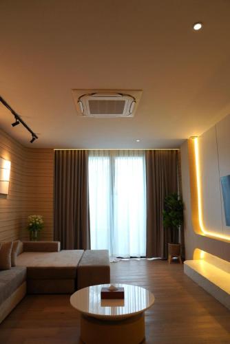 a living room with a couch and a table at Viewpoint Khaoyai Hotel in Mu Si