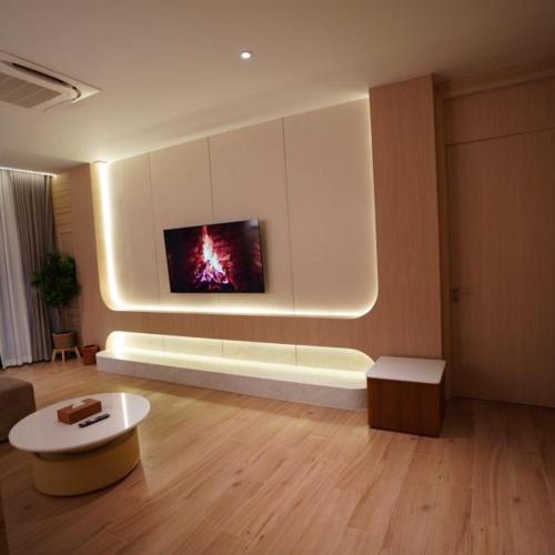 a living room with a tv on the wall at Viewpoint Khaoyai Hotel in Mu Si