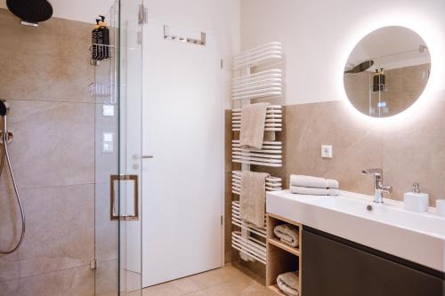 a bathroom with a sink and a shower at VISAMA, moderne Apartments an der Fulda-Aue in Fulda