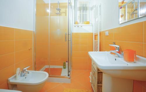 Un baño de Awesome Home In Magliolo With Sauna