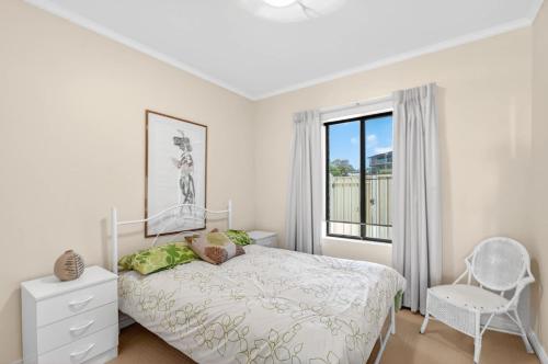 Cama o camas de una habitación en 19-117 Franklin Pde - Beachfront Location - No Linen Included