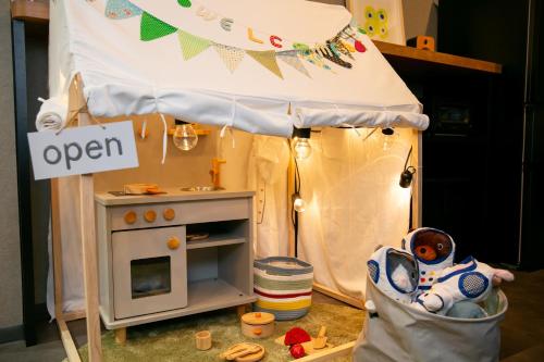a toy kitchen with an umbrella and a play set at trive ozone2 trive kids バンテリンドーム ナゴヤ近く 大曽根駅 徒歩3分 in Yadachō
