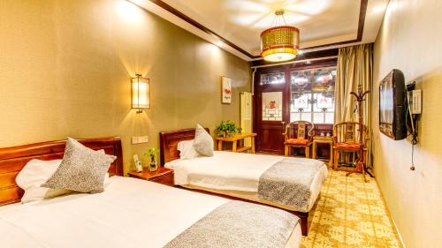 Postel nebo postele na pokoji v ubytování Pingyao Xinglongyi Inn