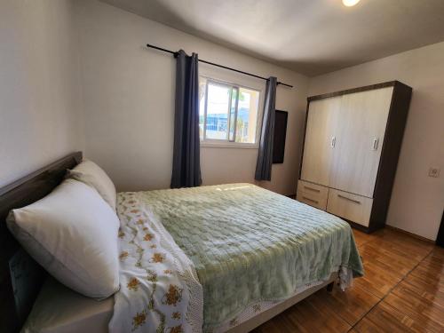 Ένα ή περισσότερα κρεβάτια σε δωμάτιο στο Casa aconchego, espaçosa e bem localizada