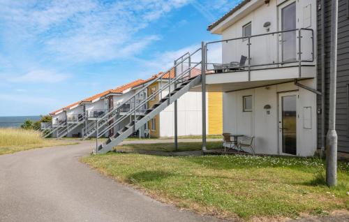 una hilera de casas con escaleras al costado de una carretera en Gudhjem Søpark Lejl 15, en Gudhjem