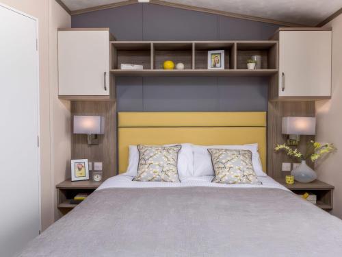 En eller flere senge i et værelse på Sandy Shores - Hayling Island