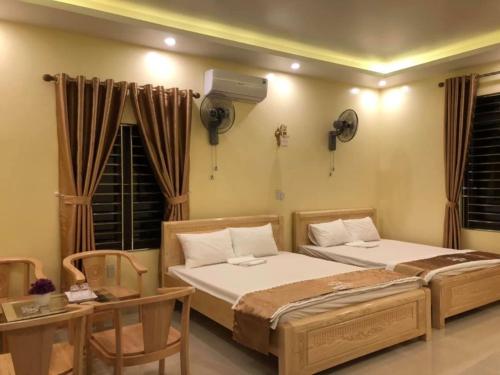 Postel nebo postele na pokoji v ubytování Hương Sen Hotel Hải Phòng