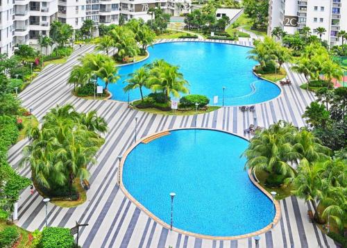 an overhead view of a pool with palm trees and buildings at JB Danga Bay Cozy 2BR by Viesel Group - Netflix, WiFi, Free Parking in Johor Bahru