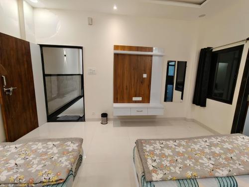 Gambar di galeri bagi Hotel Narmada Shree di Godarpura