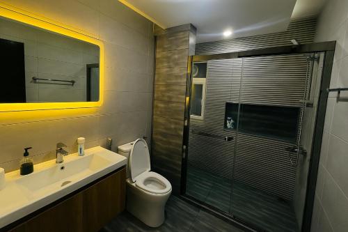 Un baño con inodoro, lavabo y ducha. en Sky Heights Luxury Apartments Facing Centaurus Mall Islamabad, en Islamabad