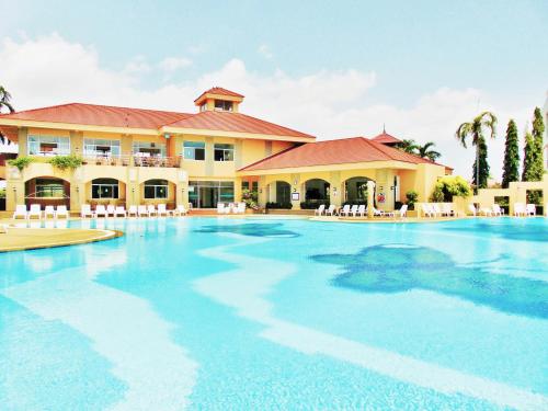 een groot zwembad voor een resort bij Sea View Beachfront Condos Pattaya Jomtien Beach in Jomtien Beach