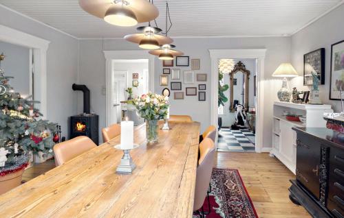 Beautiful Home In Ulfborg With Wifiにあるテレビまたはエンターテインメントセンター