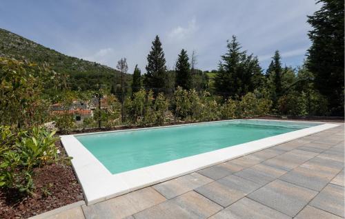 ein Swimmingpool im Hinterhof eines Hauses in der Unterkunft 2 Bedroom Beautiful Home In Kremena in Kremena