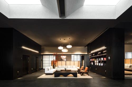 Atour S Hotel Suzhou Jinji Lake Moonlight Pier في سوتشو: غرفة معيشة مع أريكة بيضاء وطاولة