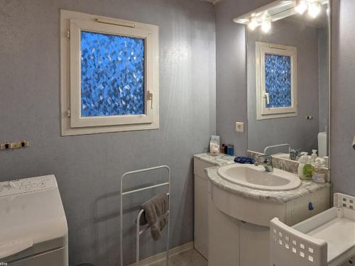 Bilik mandi di Maison de charme à Velet avec piscine et terrasse - FR-1-583-399