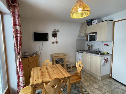 une cuisine avec une table en bois et une salle à manger dans l'établissement Studio cosy pour 4 personnes à Châtel, balcon et parking - FR-1-676-210, à Châtel
