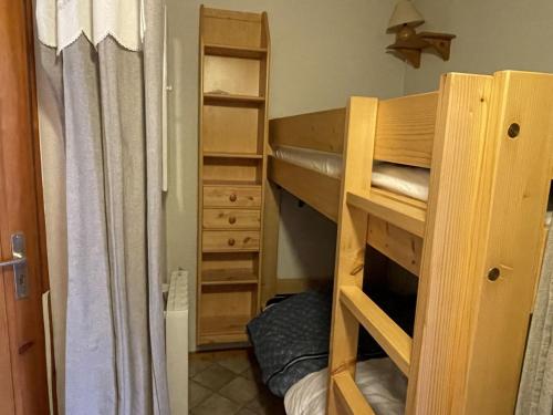 - une chambre avec des lits superposés et un placard dans l'établissement Studio cosy pour 4 personnes à Châtel, balcon et parking - FR-1-676-210, à Châtel