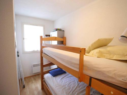 une chambre avec deux lits superposés et une fenêtre dans l'établissement Appartement 4 pers avec Terrasse, Parking et Animaux Admis - FR-1-313-244, à Luchon