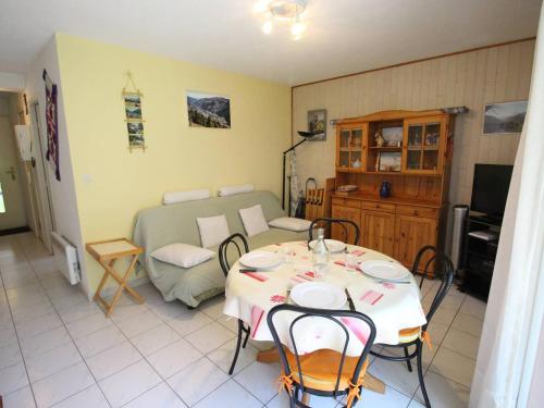 un salon avec une table et un canapé dans l'établissement Appartement 4 pers avec Terrasse, Parking et Animaux Admis - FR-1-313-244, à Luchon