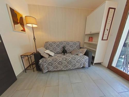 - un salon avec un canapé et un chat assis dans l'établissement Studio à La Londe-les-Maures avec terrasse - FR-1-826-14, à La Londe-les-Maures