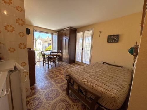 une chambre avec un lit et une table dedans dans l'établissement Studio à louer, à 2 pas de la plage avec parking - La Londe-les-Maures - FR-1-826-18, à La Londe-les-Maures