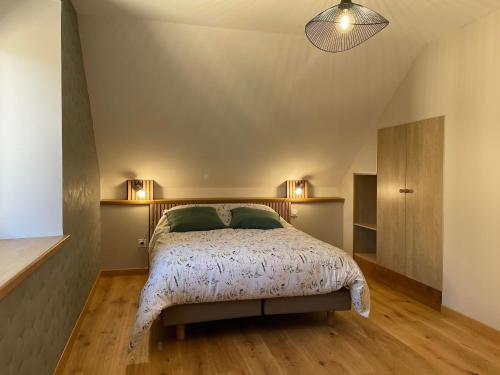 a bedroom with a bed with a wooden headboard at Charmant gîte indépendant avec jardin et activités familiales - FR-1-583-415 in Maizières