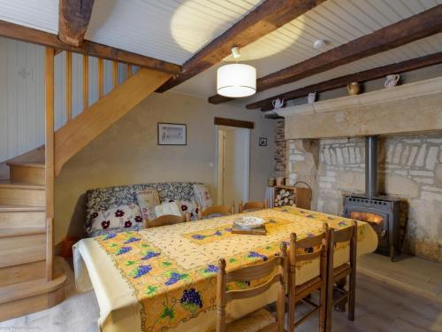 - une chambre avec un grand lit et une cheminée dans l'établissement Maison familiale à Brotte-lès-Ray, lits faits à l'arrivée - FR-1-583-427, à Brotte-lès-Ray