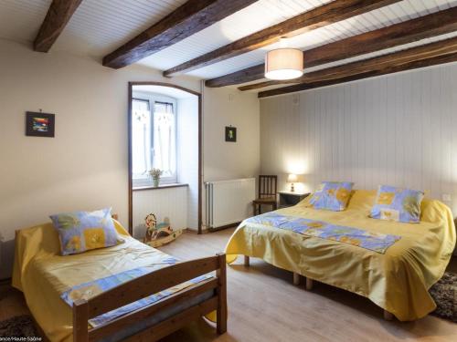 - une chambre avec 2 lits et un banc dans l'établissement Maison familiale à Brotte-lès-Ray, lits faits à l'arrivée - FR-1-583-427, à Brotte-lès-Ray